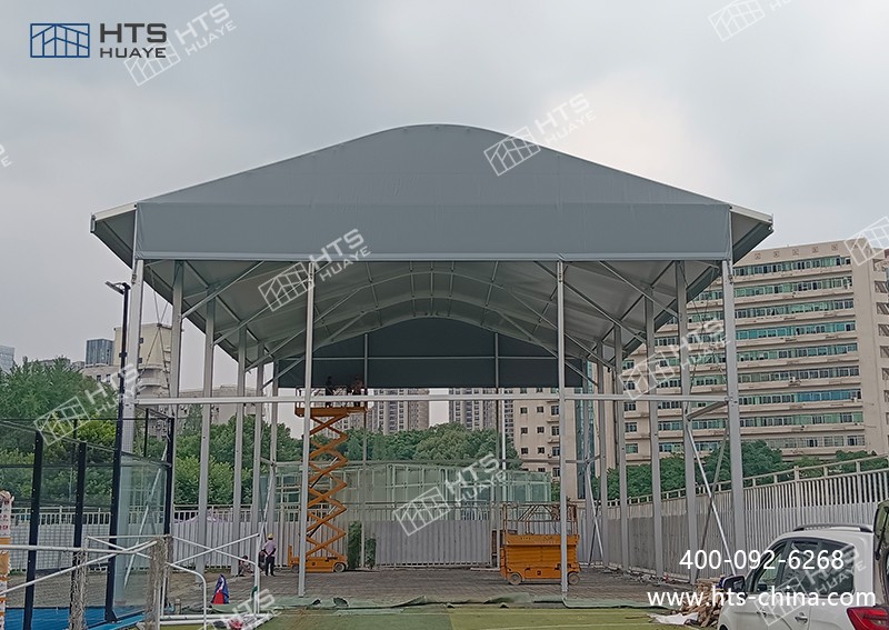 某科技大学又新建一座350平方米的网球馆篷房，，，，，，边高可达9.6米