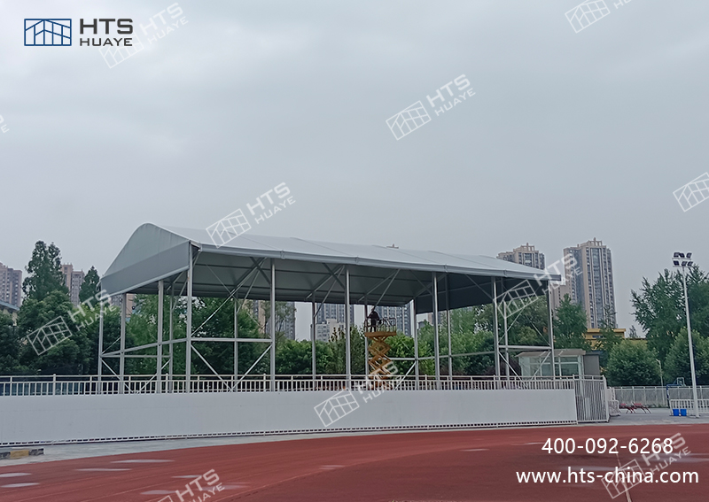 某科技大学又新建一座350平方米的网球馆篷房，，，，，，边高可达9.6米